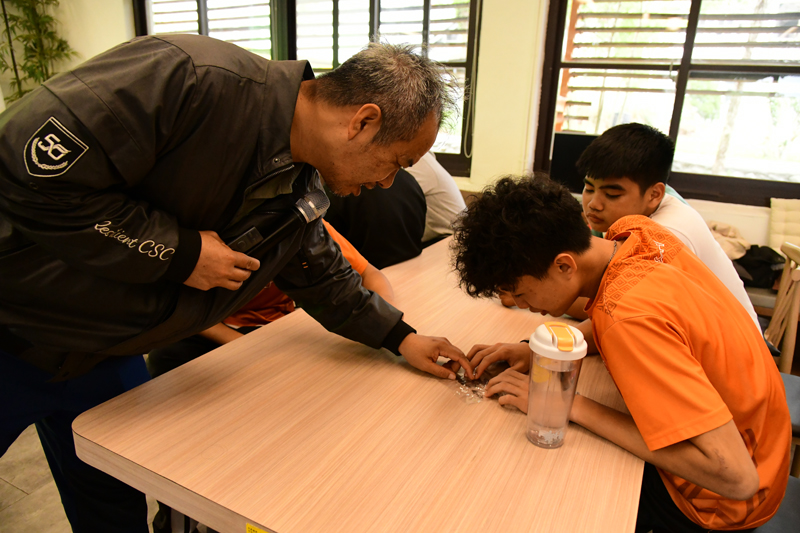 講師帶領學生認識十字花科蔬菜種子