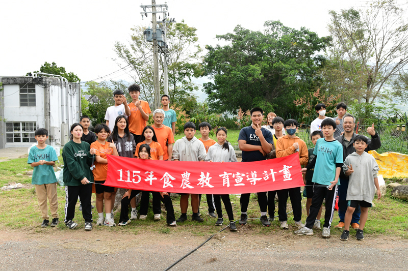 鹿野國中參與食農課程的師生大合照
