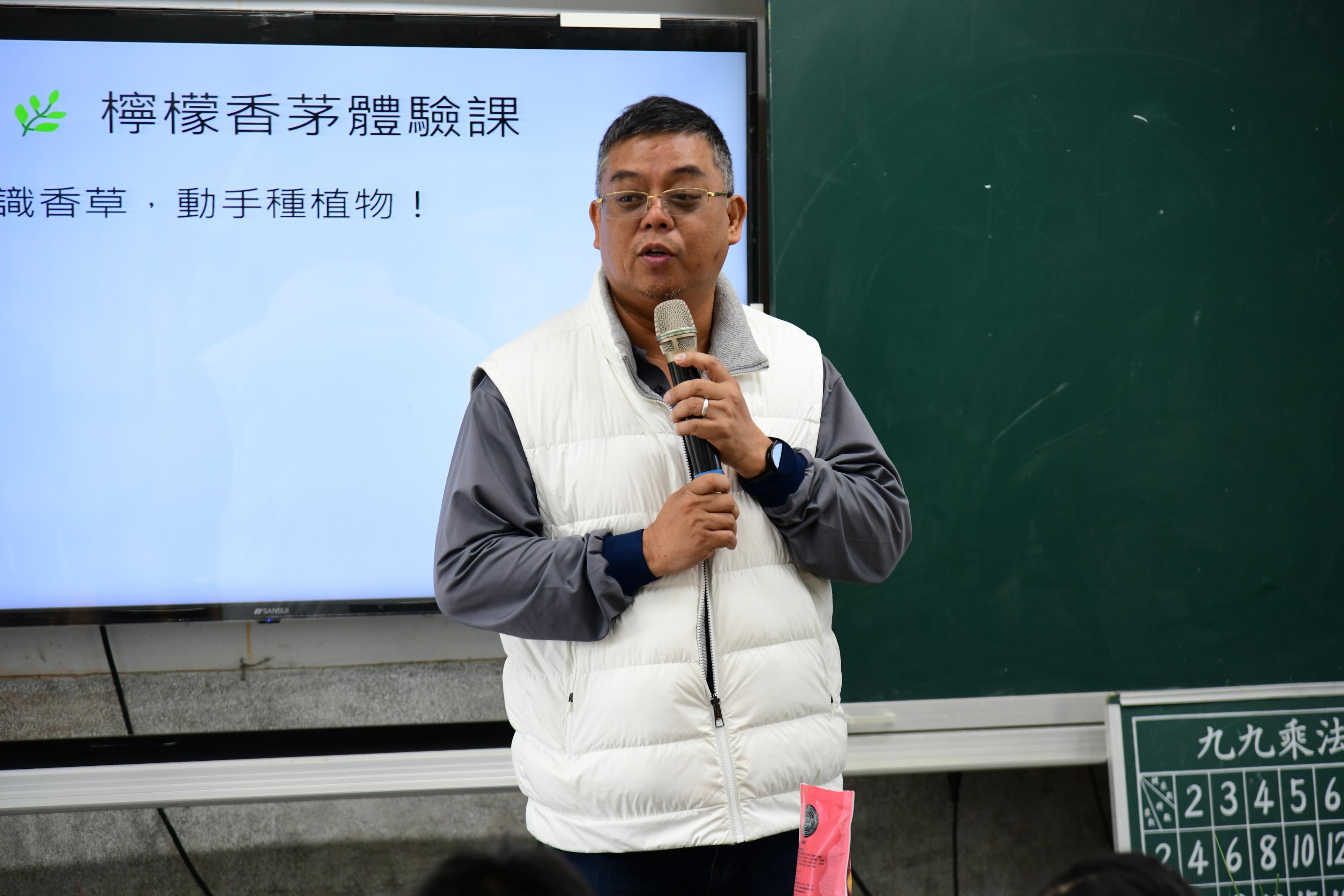 青農呂宏文講師講授檸檬香茅的栽培知識