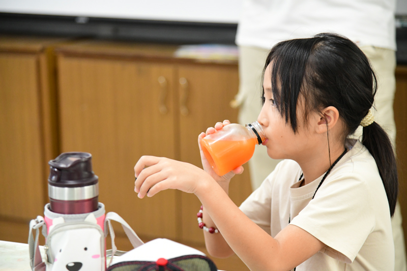 學生品嘗木虌果果汁的獨特風味