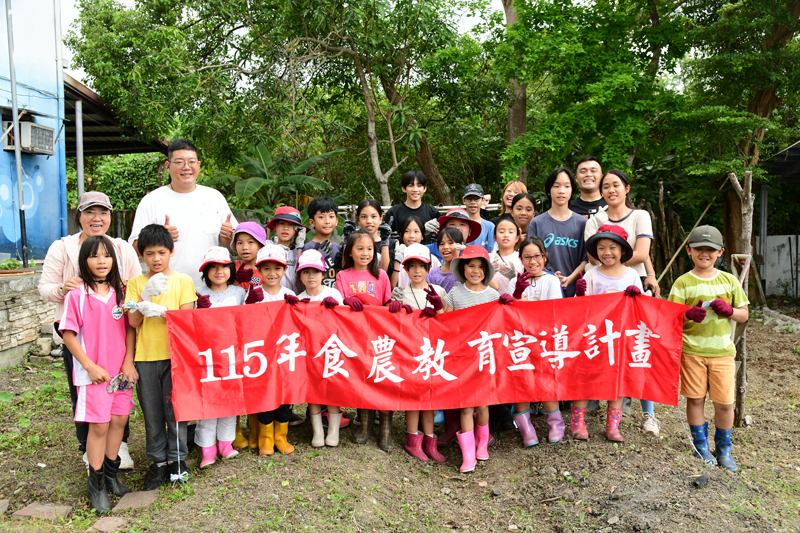 寧埔國小參與食農課程的師生大合照