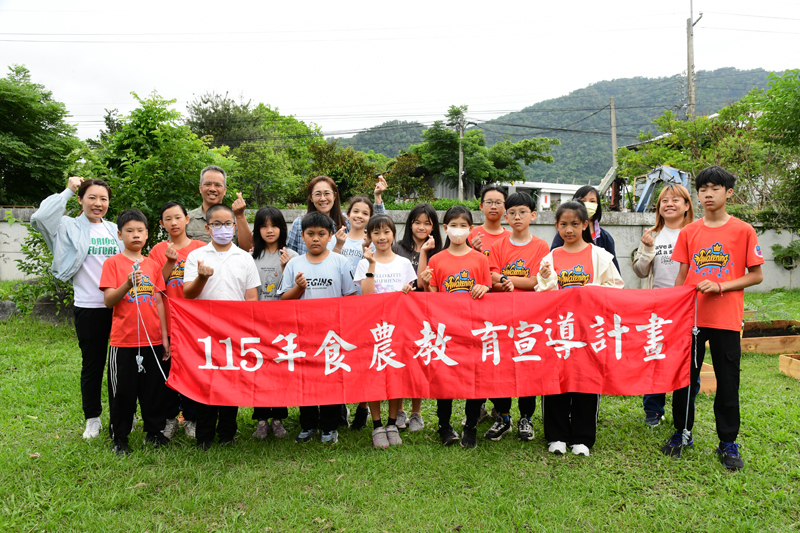 東成國小參與食農課程的師生合照