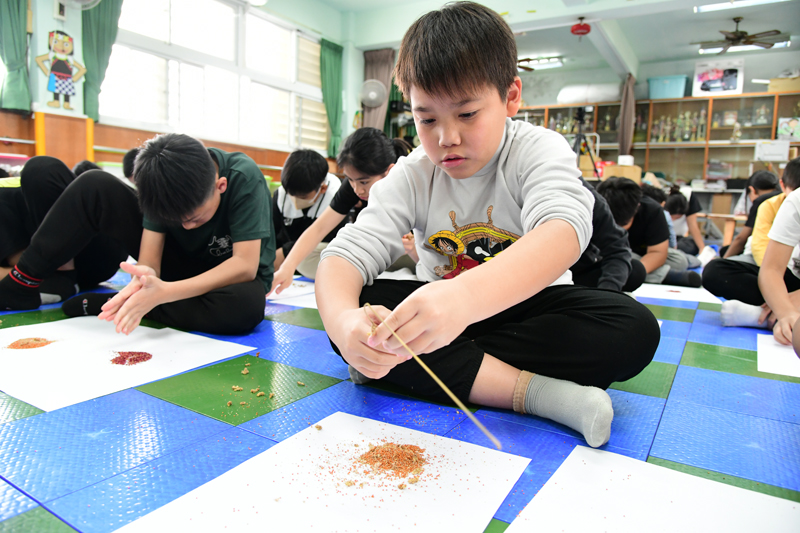 學生體驗小米脫粒脫殼技巧