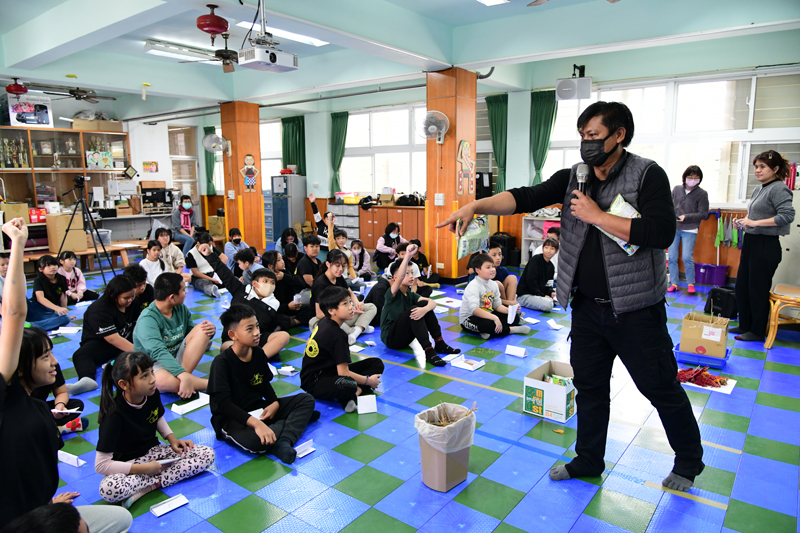 學生課堂中踴躍發言與講師互動熱烈