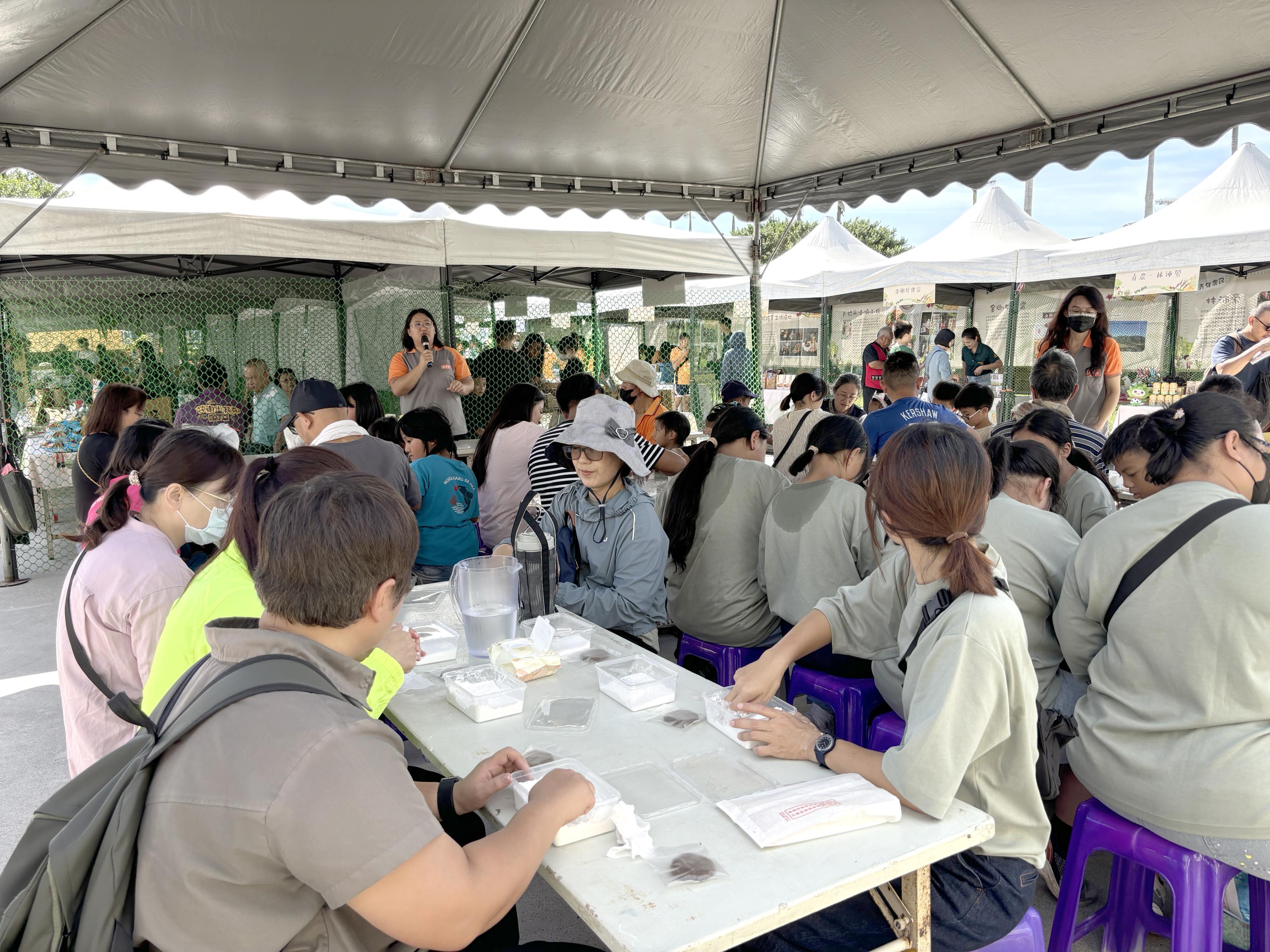 DIY體驗區民眾在歡樂的氣氛中學習農業知識