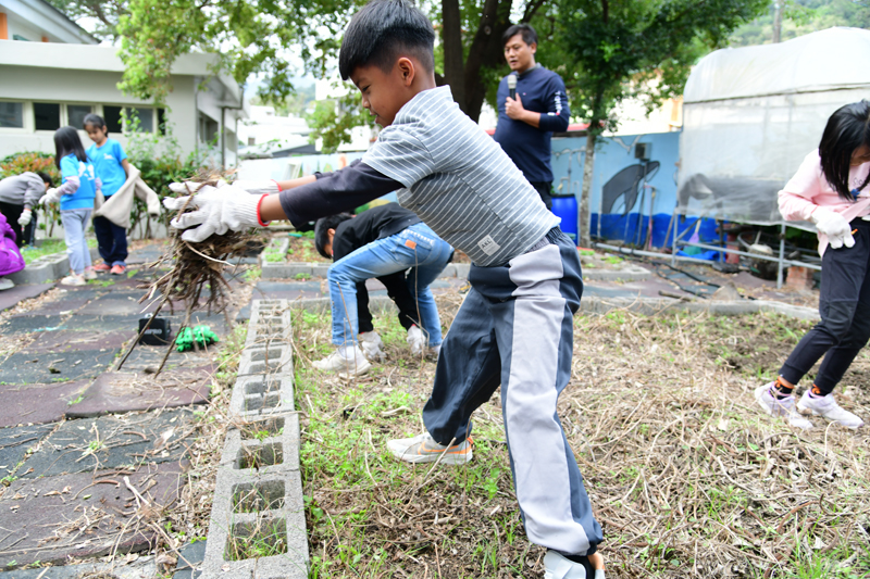 學生學習除草與整地