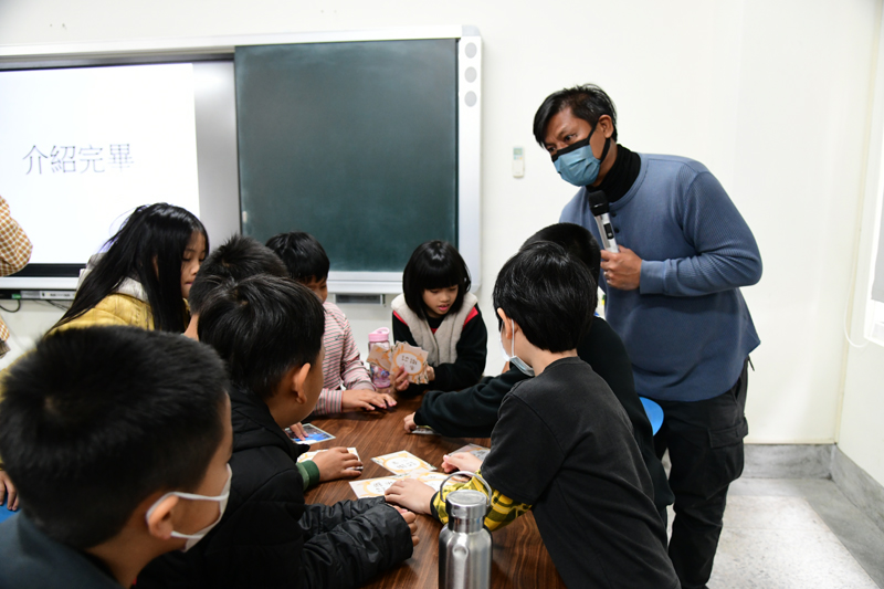 講師帶領學生進行認識小米卡牌遊戲