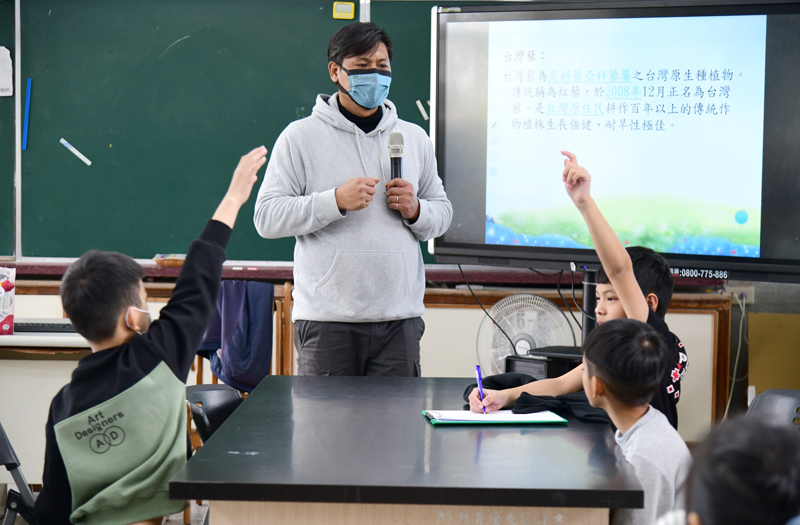 講師與學生課堂中互動交流