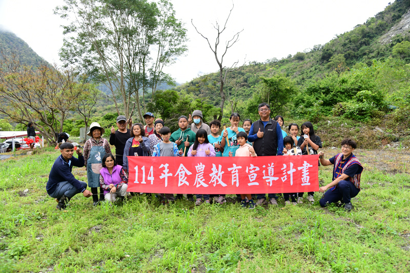 初來國小新武分校參與食農課程師生與部落長者合照