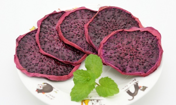 Organic pitaya dried to a crispy texture.