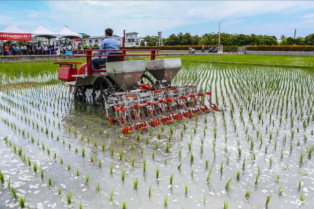 Attached paddy field weeding and fertilization machine Attached paddy field weeding and fertilization machine
