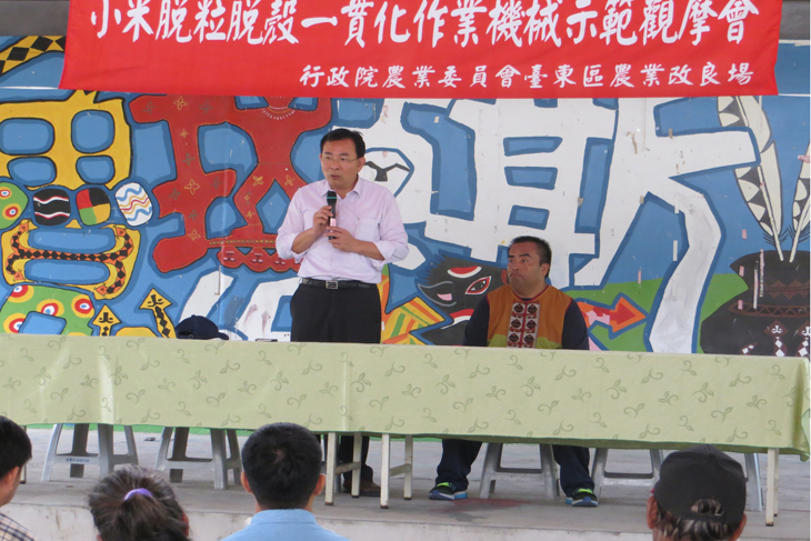 Director Chen Hsin-yen hosts the All-in-One Millet Thresher-Huller Demonstration Event.