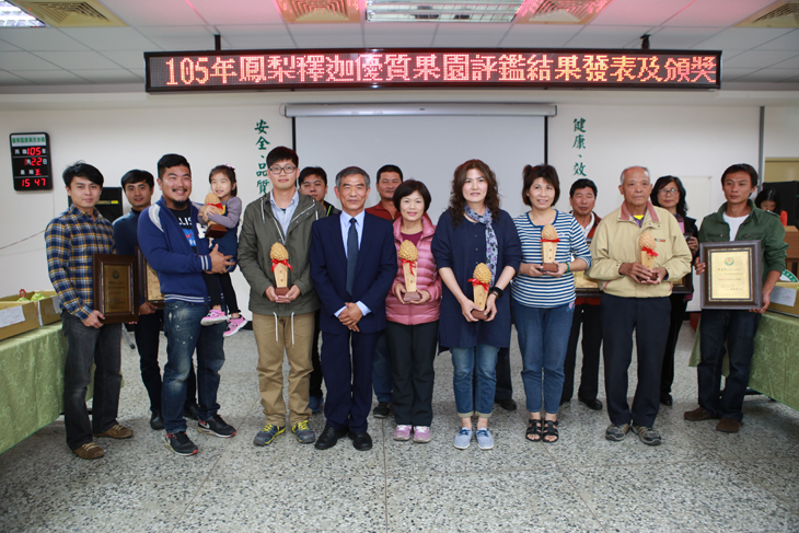 Group photo with winners and Secretary Hsieh Jinn-lai.