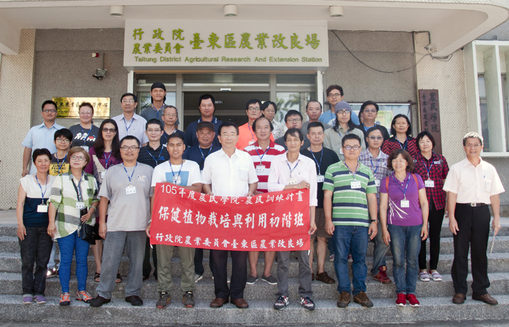 Group photo of Director Chen and the students.