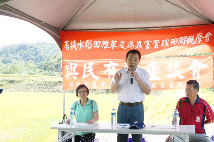TTDARES Director Chen Hsin-yen hosts Organic Rice Weed, Pest, and Disease Control Demonstration Event.