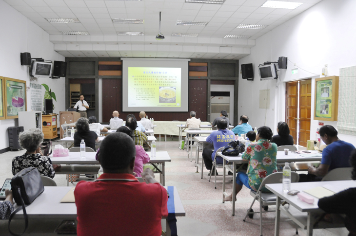 Dr. Chen Zhen-yi of the TTDARES lectures on the development and applications of organic special crop products.