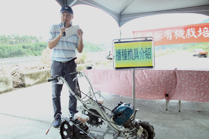 TTDARES associate technician introduces the Taiwan djulis sower.