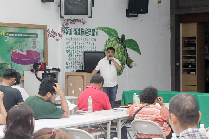 A representative from the Taitung County Government Department of Agriculture talks about government measures to guide organic agriculture.