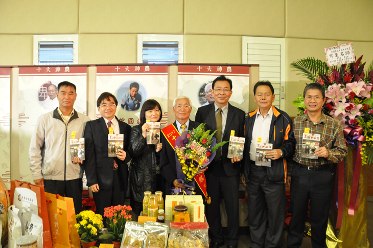 Group photo of Chen Tian-qi, TTDARES Director Chen Hsin-yen, and staff from the Taitung County Farmers’ Association.
