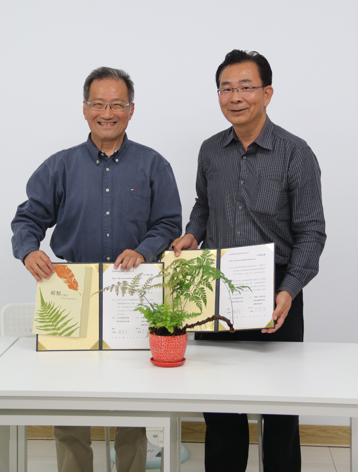 TTDARES Director Chen (right) and Dr. Cecilia Koo Botanic Conservation and Environmental Protection Foundation CEO Li (left) hold their signed MOUs.