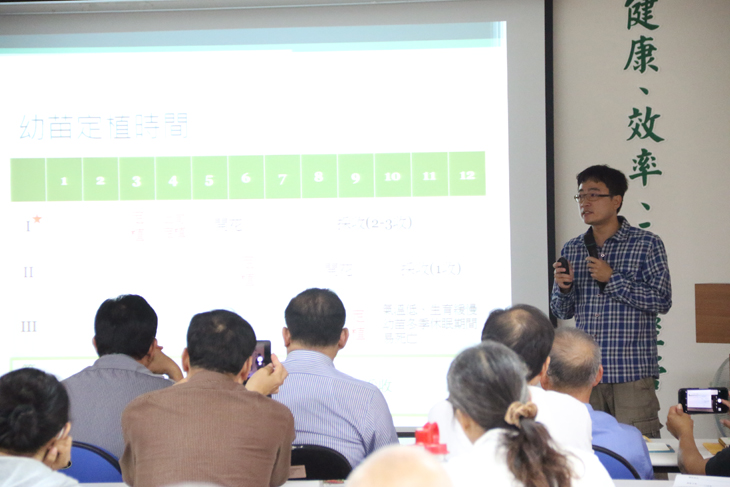 Assistant researcher Hsueh discusses indigenous gac cultivation management techniques.