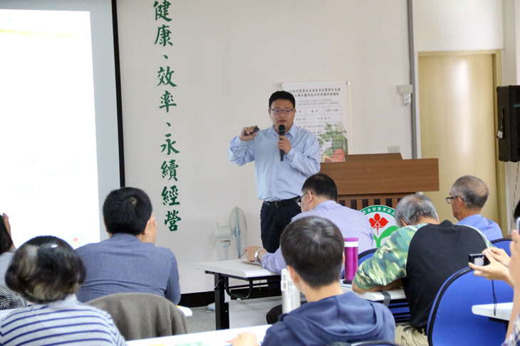 Assistant researcher Liao speaks on smart fertilization for indigenous gac.