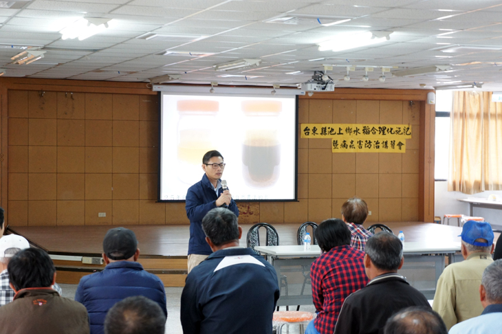 Assistant researcher Lin talks about disease and pest control and organic prevention measures.