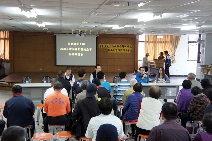 Zhang Jia-zhi of the Taitung County Environmental Protection Bureau answers attendees’ questions.