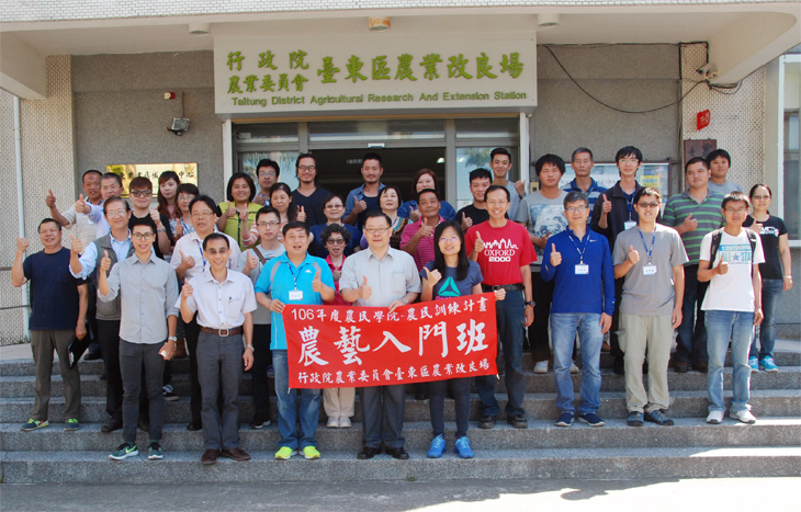 Group photo of Deputy Director Chen and the students.