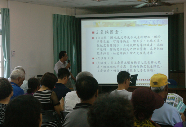 Assistant researcher Huang Wen-yi speaks on smart fertilization and the use of microbial fertilizers.