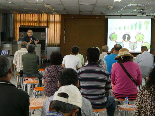 Assistant researcher Liao Jing-ying discusses natural disaster prevention and relief measures for rice.