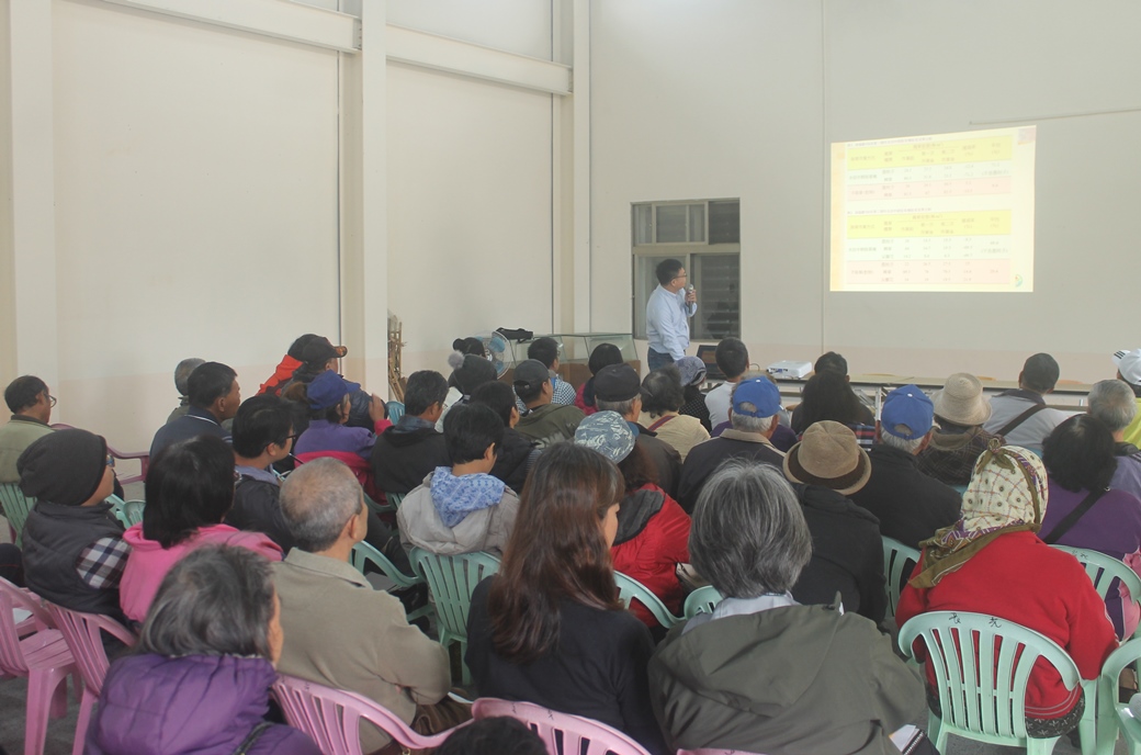 Farmers at the lecture.