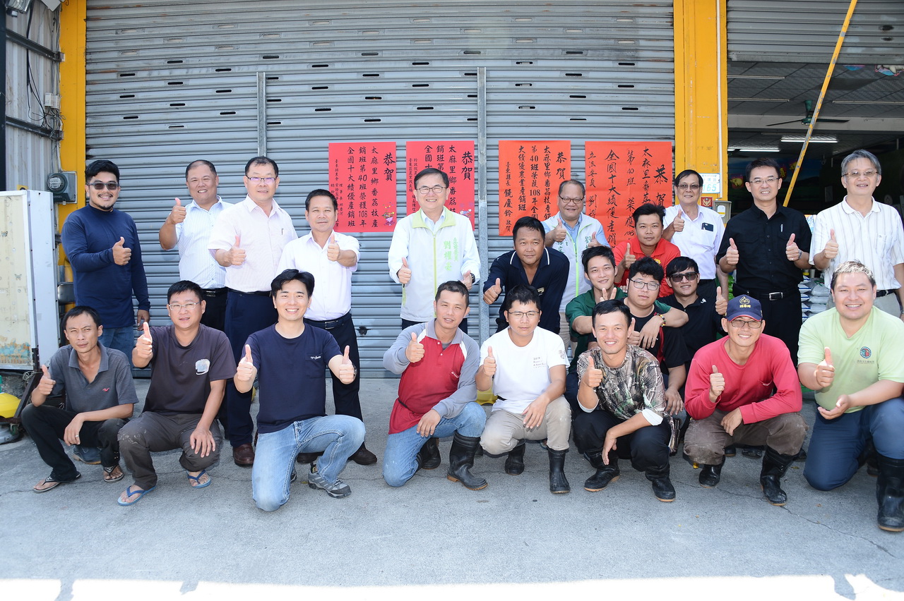 Group photo of the winners with Legislator Liu Zhao-hao, TTDARES Director Chen Hsin-yen, and TTDARES employees.