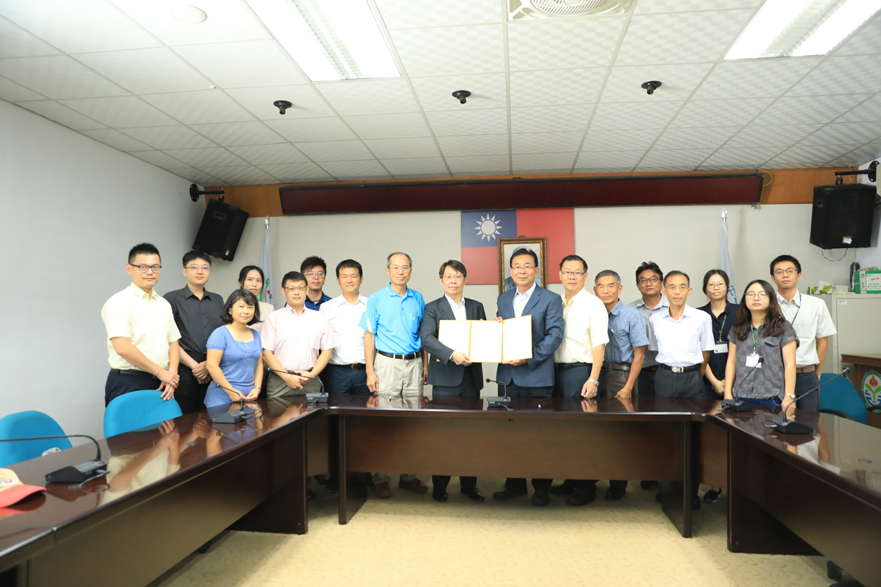 Group photo with the signed cooperation agreement.
