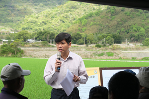 Associate researcher Zhang Ji-zhong talks about eco-friendly fertilizing.