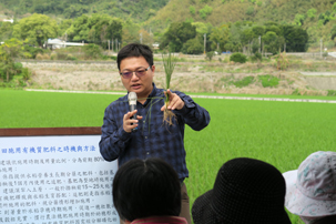 Assistant researcher Liao Jing-ying discusses key principles of organic rice field cultivation.