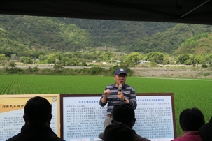 Associate researcher Huang Zheng-long introduces the detachable rice paddy weeder-fertilizer.