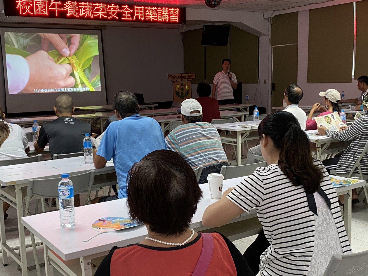 Cai Shu-ren, a department chief at the TTDARES, speaks on measures to control specific crop pests.