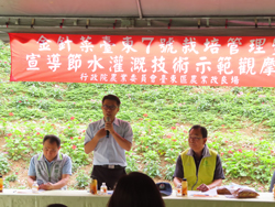 ETJSC Executive Director Hong Zong-kai promotes daylily field tourism and food made with daylilies.