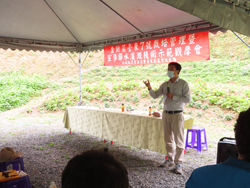 Associate researcher Xue Ming-tong discusses Daylily Taitung No. 7 cultivation management and general water-saving irrigation techniques for vegetables.