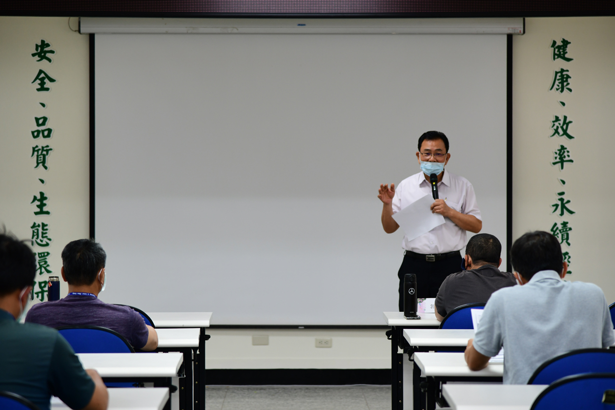 Director Chen Hsin-yen gives a speech to the class.