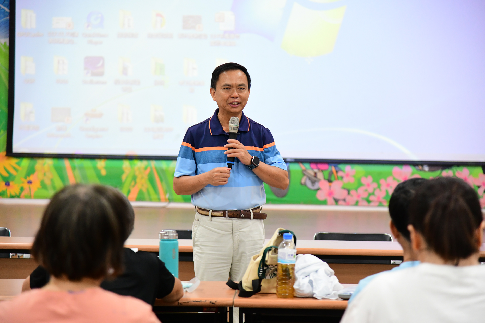 Section chief Chen Chen-yi hosts the opening of the class.