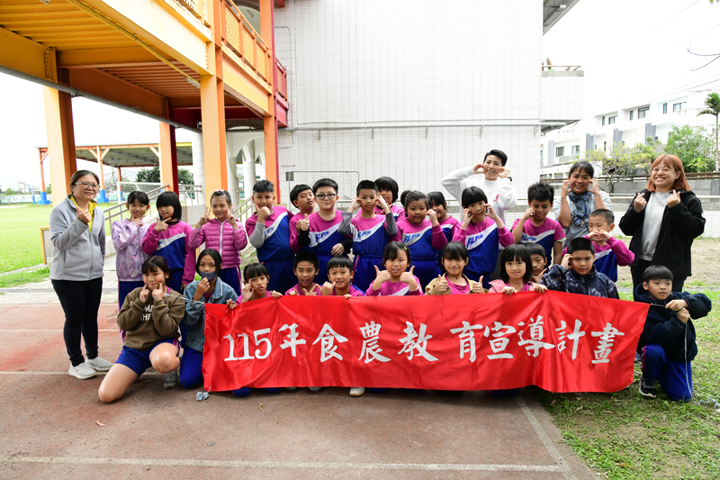 Group photo of students and teachers who attended the class.
