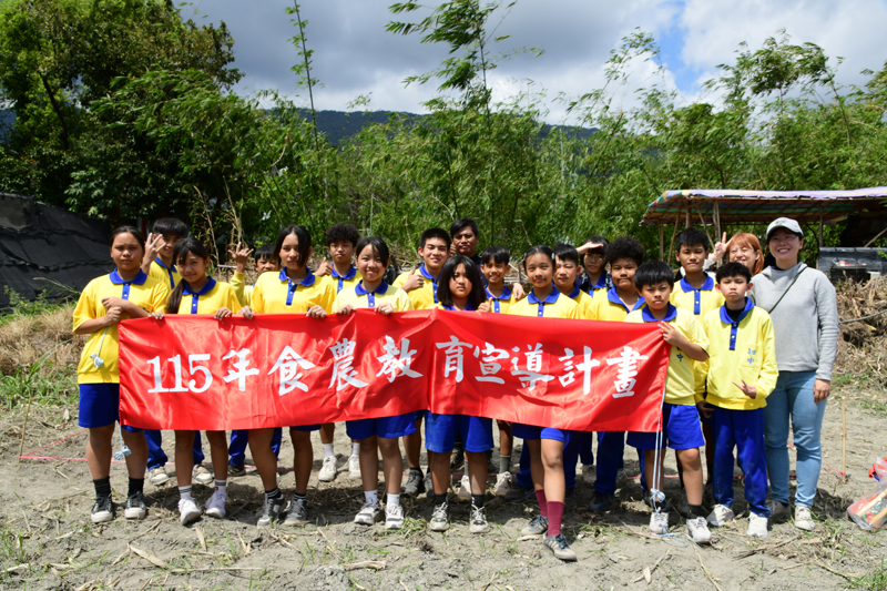 Group photo of students and teachers who attended the class.
