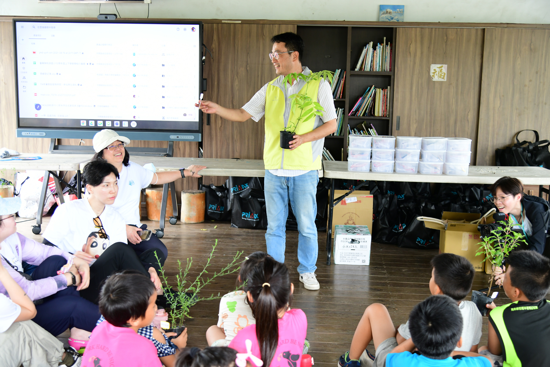 臺東農改場與致伸科技員工及桃源國小學童互動認識原生蜜源植物 臺東農改場與致伸科技員工及桃源國小學童互動認識原生蜜源植物