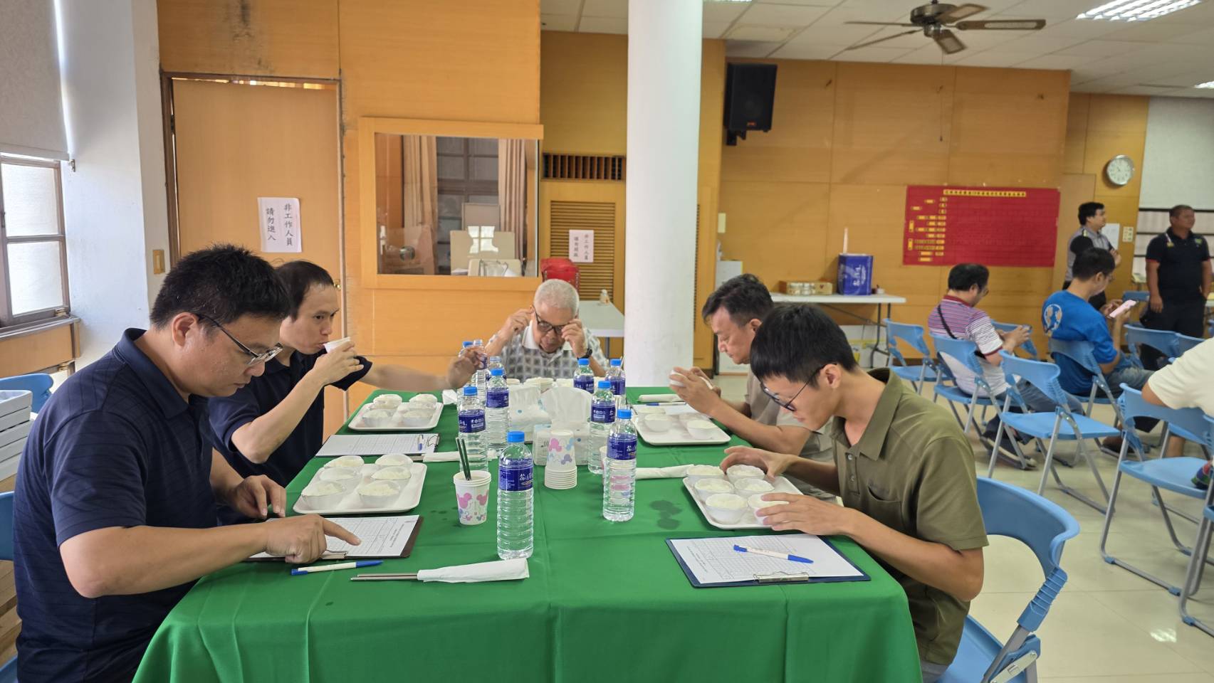 評審委員進行參賽稻米官能品評