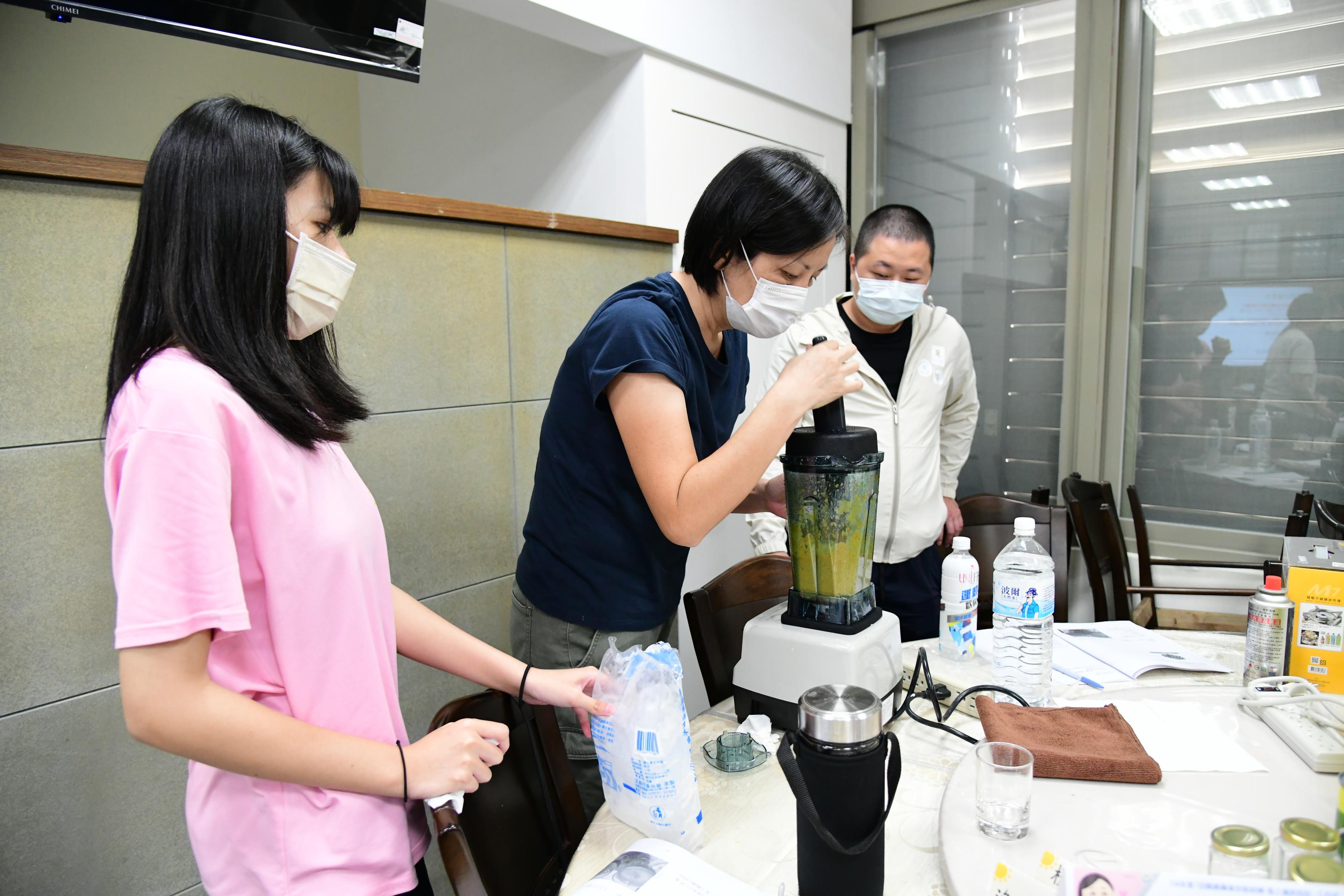 學員實作課程親手進行湯飲調製