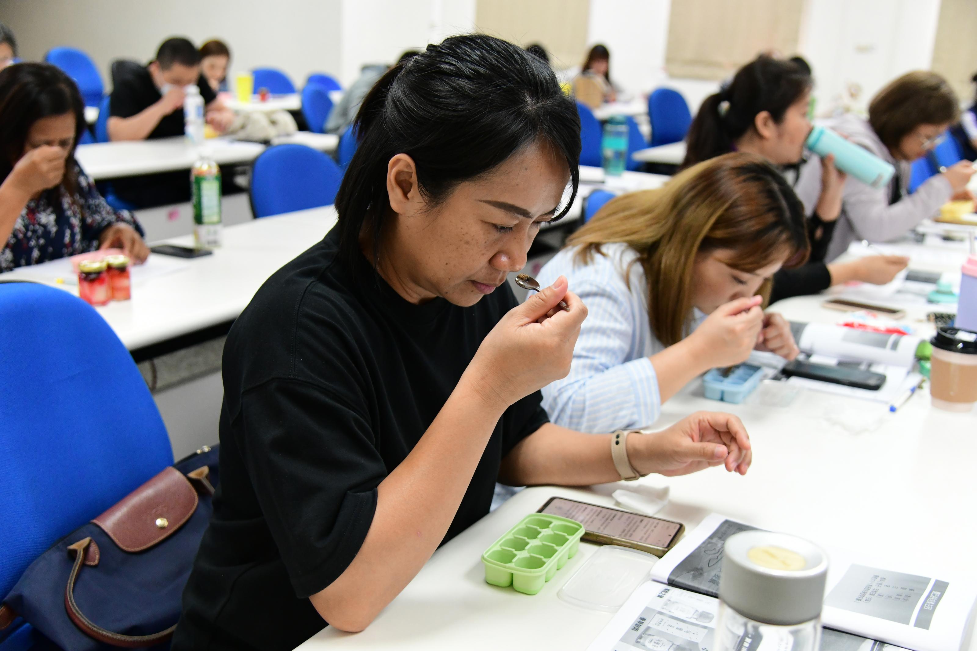 陳老師以五感體驗引導學員感受各種食用鹽風味