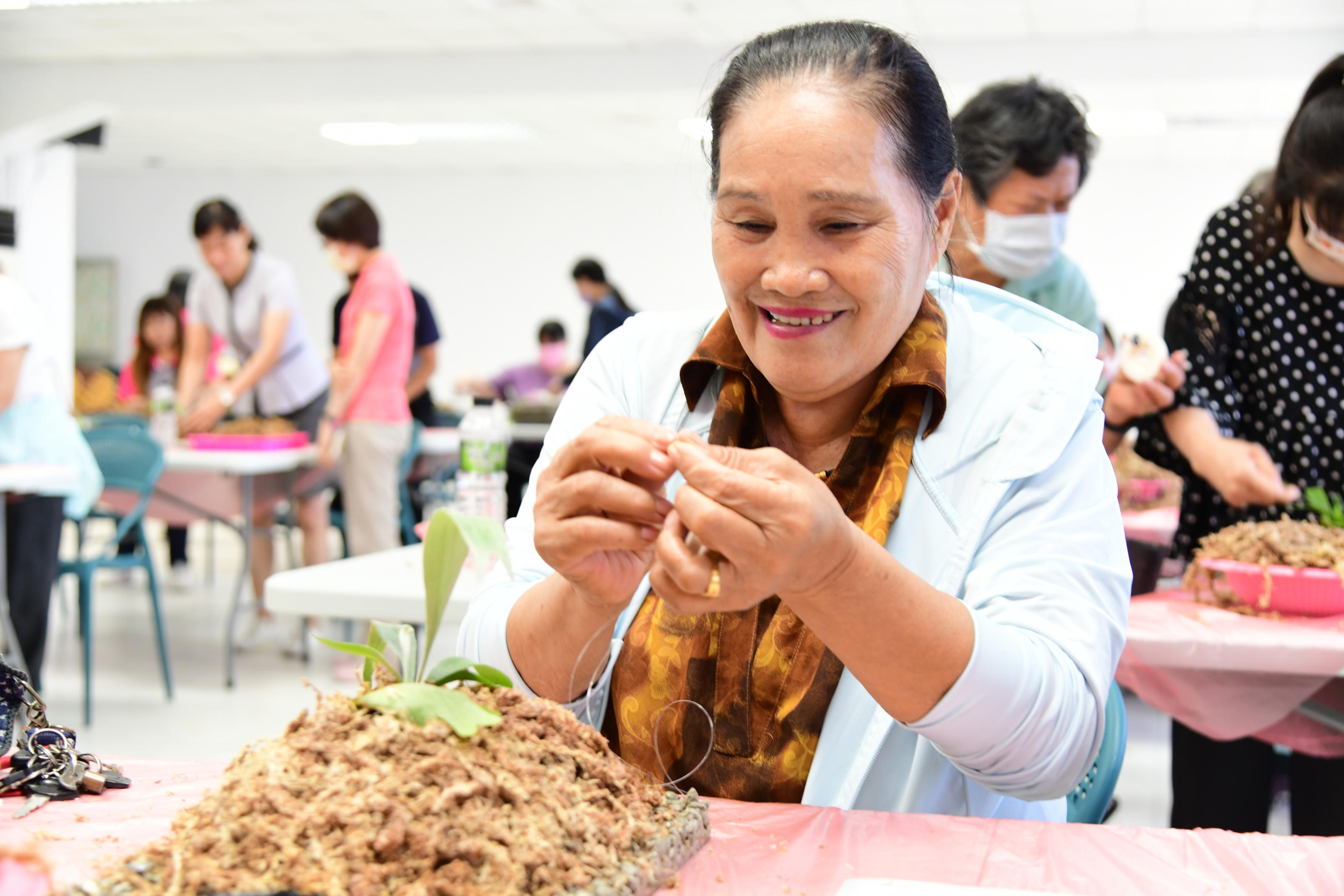 圖3.鹿角蕨×火山浮石手作植生板療育課程，自植生板製作到植株上板固定，學員皆以親手製作為核心理念。