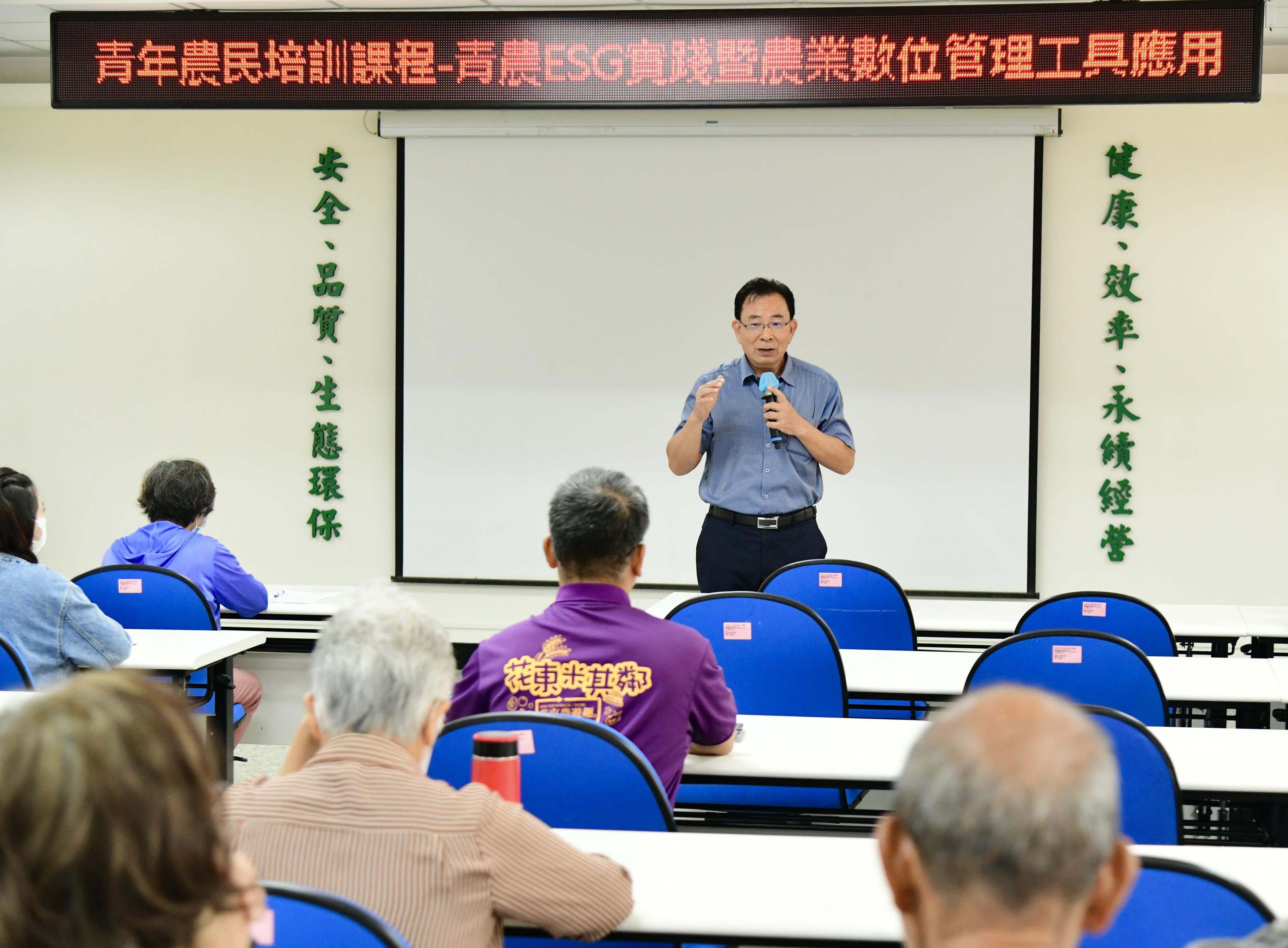 陳信言場長主持開訓 陳信言場長主持開訓